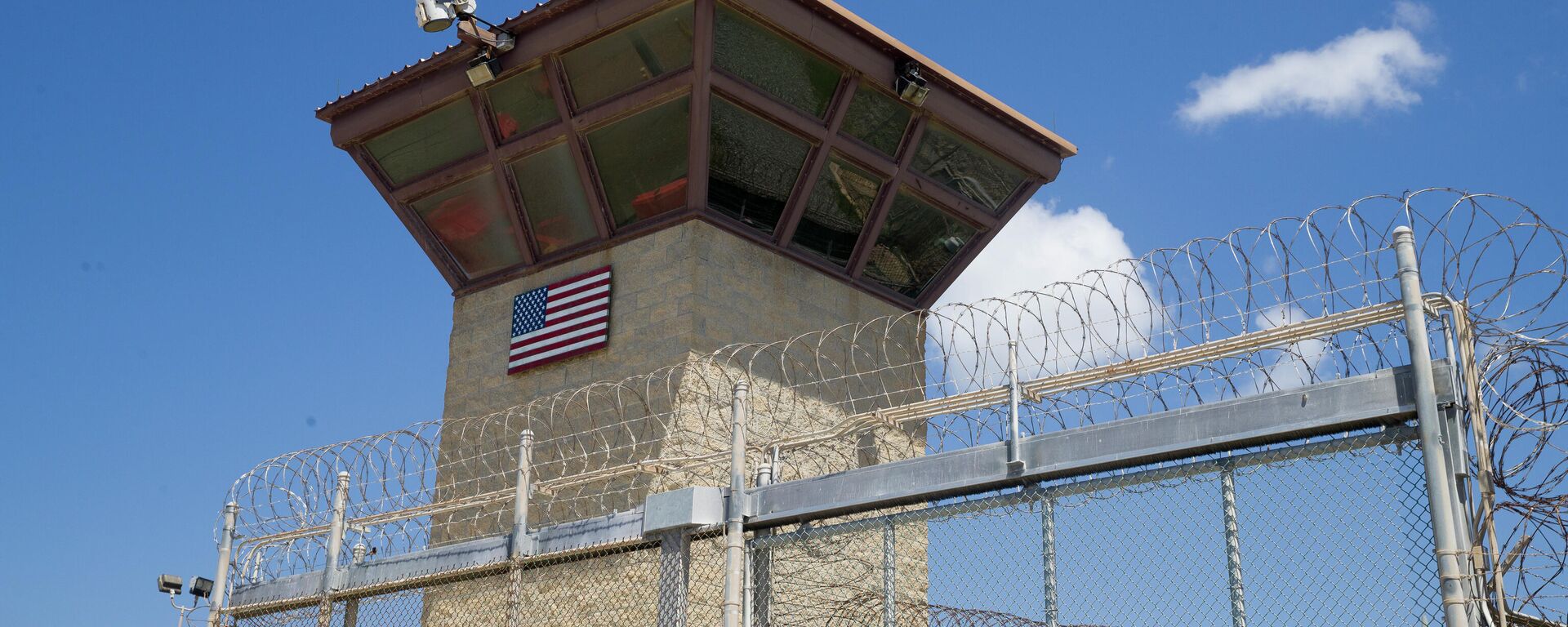 Torre de controle no Campo 6 do centro de detenção da Baía de Guantánamo - Sputnik Brasil, 1920, 05.02.2025