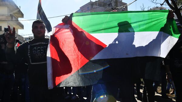 Manifestantes erguem bandeira da Palestina na Embaixada dos EUA em Beirute contra o acordo do século para resolver o conflito palestino-israelense, 2 de fevereiro de 2020 - Sputnik Brasil