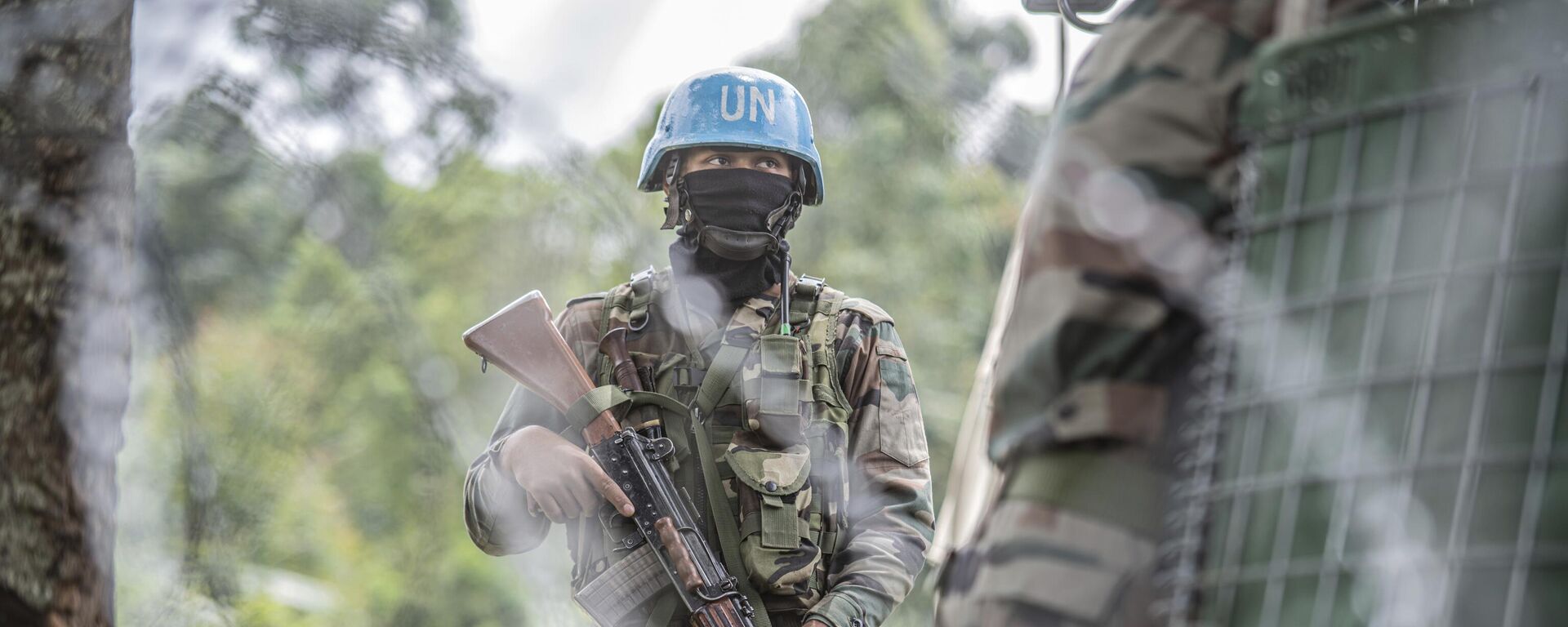 Capacete azul da Missão da Organização das Nações Unidas para a Estabilização na República Democrática do Congo (Monusco, na sigla em francês) posicionado perto de Kibumba, ao norte de Goma, na República Democrática do Congo, em 28 de janeiro de 2022 - Sputnik Brasil, 1920, 05.02.2025