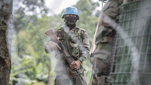 Capacete azul da Missão da Organização das Nações Unidas para a Estabilização na República Democrática do Congo (Monusco, na sigla em francês) posicionado perto de Kibumba, ao norte de Goma, na República Democrática do Congo, em 28 de janeiro de 2022 - Sputnik Brasil