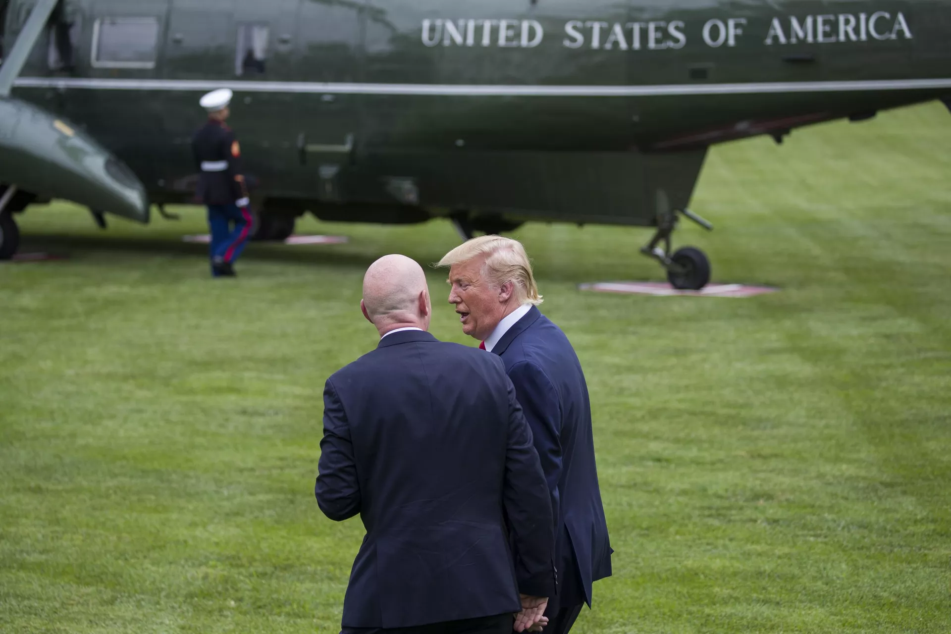 O presidente da FIFA, Gianni Infantino, à esquerda, fala com o presidente Donald Trump enquanto caminham no gramado sul da Casa Branca, em setembro de 2019, Washington, EUA (foto de arquivo) - Sputnik Brasil, 1920, 06.02.2025