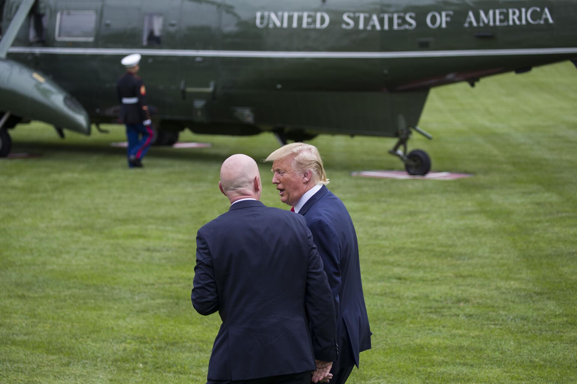 O presidente da FIFA, Gianni Infantino, à esquerda, fala com o presidente Donald Trump enquanto caminham no gramado sul da Casa Branca, em setembro de 2019, Washington, EUA (foto de arquivo) 