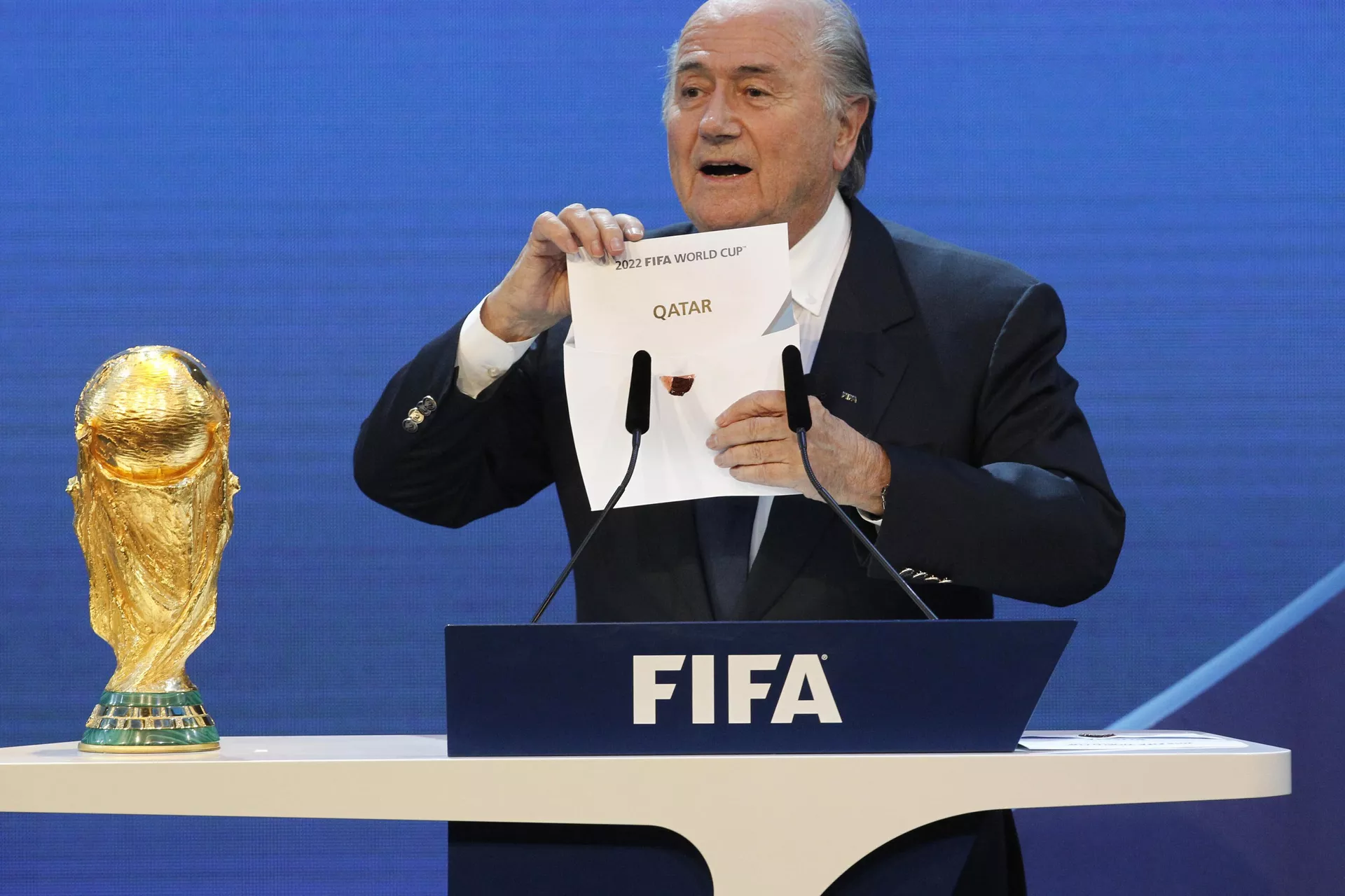 Então presidente da FIFA, Joseph Blatter, anuncia o Catar como sede da Copa do Mundo de 2022, durante cerimônia em Zurique, Suíça, em 2 de dezembro de 2010 (foto de arquivo) - Sputnik Brasil, 1920, 06.02.2025