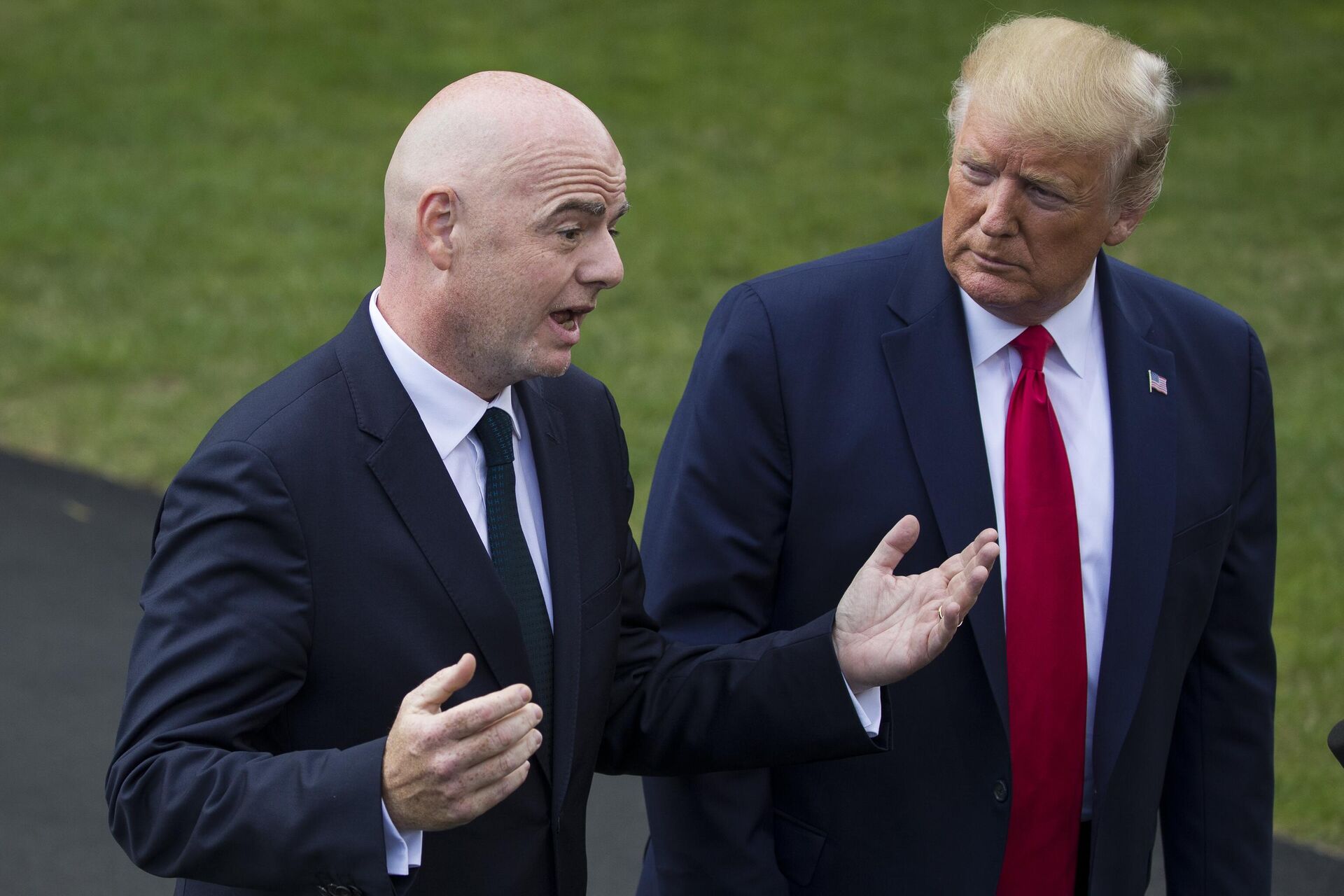 O presidente da FIFA, Gianni Infantino, fala com o presidente dos EUA, Donald Trump, no gramado sul da Casa Branca, em 9 de setembro de 2019, Washington, EUA (foto de arquivo)