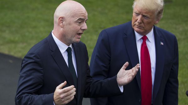 O presidente da FIFA, Gianni Infantino, fala com o presidente dos EUA, Donald Trump, no gramado sul da Casa Branca, em 9 de setembro de 2019, Washington, EUA (foto de arquivo) - Sputnik Brasil