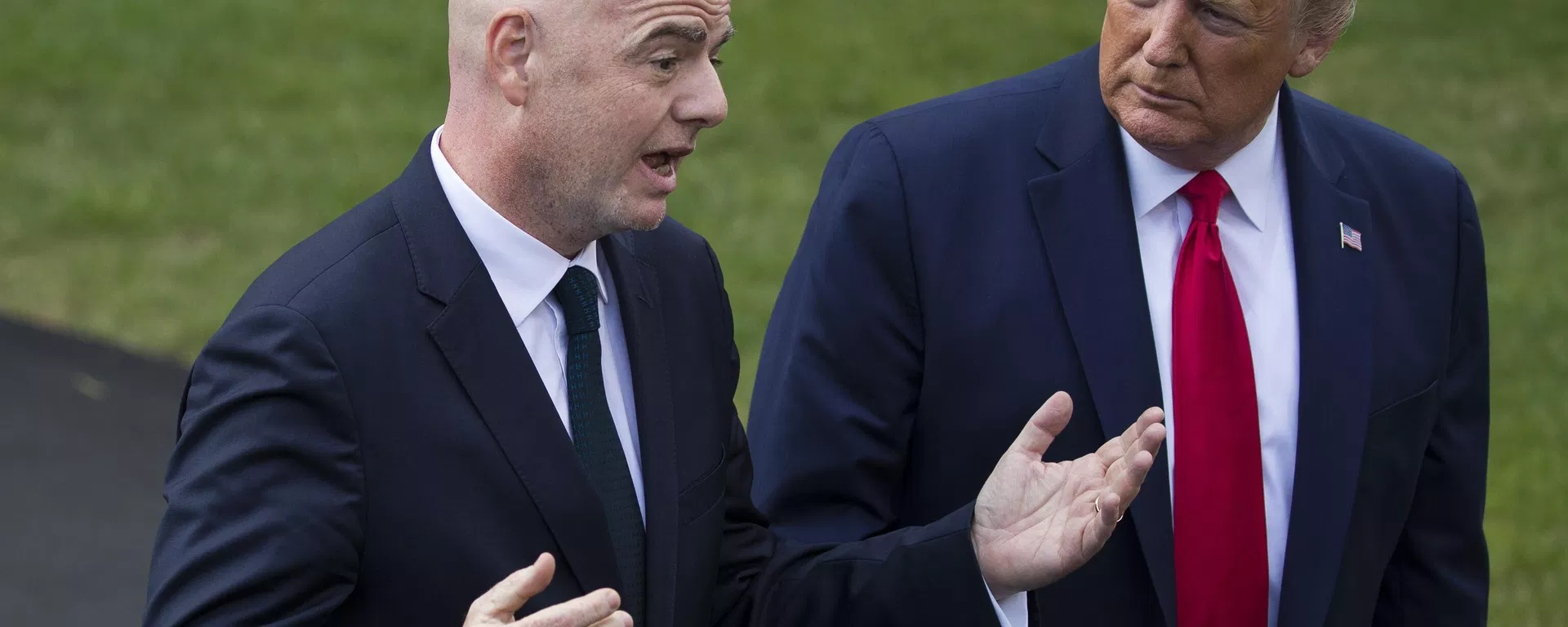 O presidente da FIFA, Gianni Infantino, fala com o presidente dos EUA, Donald Trump, no gramado sul da Casa Branca, em 9 de setembro de 2019, Washington, EUA (foto de arquivo) O presidente da FIFA, Gianni Infantino, fala com o presidente dos EUA, Donald Trump, no gramado sul da Casa Branca, em 9 de setembro de 2019, Washington, EUA (foto de arquivo) - Sputnik Brasil, 1920, 08.07.2026