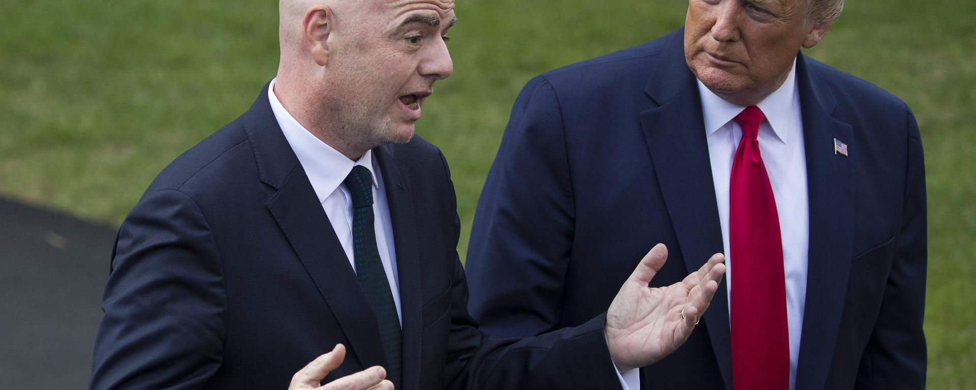O presidente da FIFA, Gianni Infantino, fala com o presidente dos EUA, Donald Trump, no gramado sul da Casa Branca, em 9 de setembro de 2019, Washington, EUA (foto de arquivo) O presidente da FIFA, Gianni Infantino, fala com o presidente dos EUA, Donald Trump, no gramado sul da Casa Branca, em 9 de setembro de 2019, Washington, EUA (foto de arquivo) - Sputnik Brasil, 1920, 08.07.2026