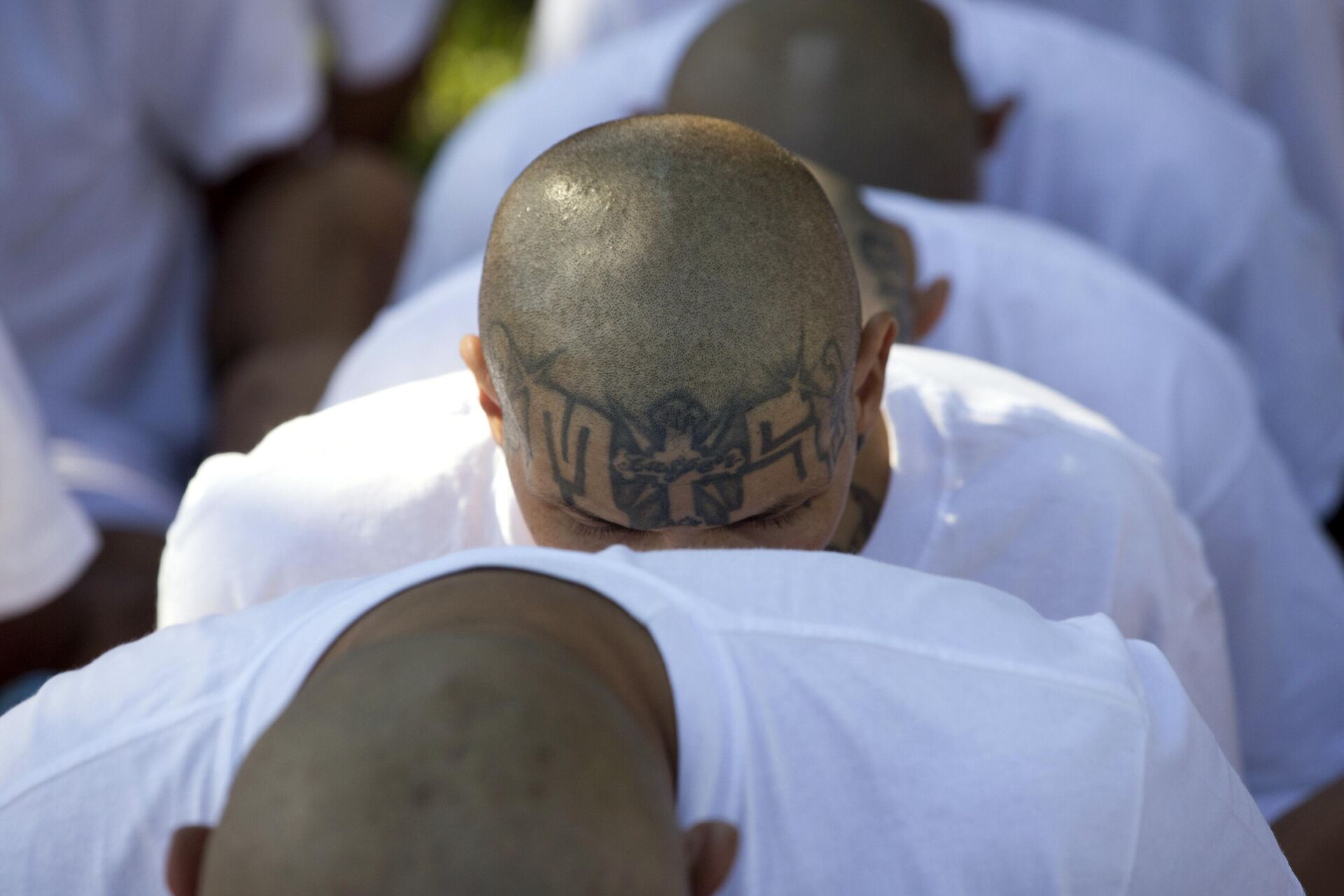 Homens presos identificados como membros da gangue Mara Salvatrucha, ou MS-13, no sistema prisional de El Salvador (foto de arquivo) 