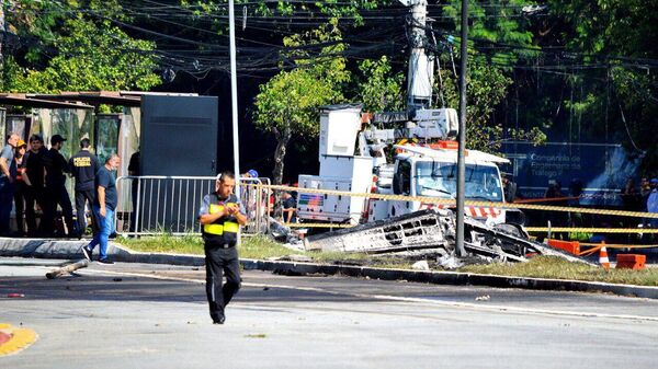 O avião bimotor King Air de matrícula PS-FEM atingiu um ônibus antes de pegar fogo, na região da Barra Funda, em São Paulo (SP). Brasil, 7 de fevereiro de 2025 - Sputnik Brasil