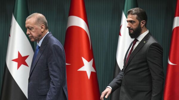 O presidente turco Recep Tayyip Erdogan, à esquerda, e o líder atual da Síria, Ahmed al-Sharaa, estão chegando para realizar uma coletiva de imprensa após sua reunião no palácio presidencial em Ancara, Turquia, 4 de fevereiro de 2025. - Sputnik Brasil