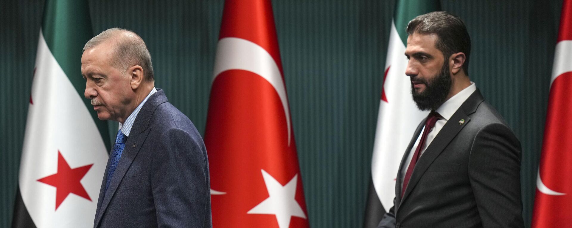 O presidente turco Recep Tayyip Erdogan, à esquerda, e o líder atual da Síria, Ahmed al-Sharaa, estão chegando para realizar uma coletiva de imprensa após sua reunião no palácio presidencial em Ancara, Turquia, 4 de fevereiro de 2025. - Sputnik Brasil, 1920, 01.05.2025