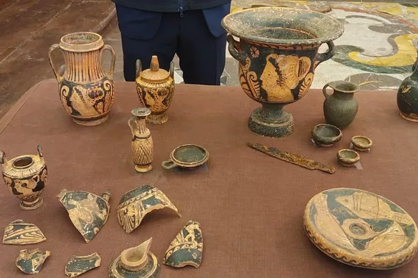 Dentre os artefatos, as variadas cerâmicas esmaltadas em preto e vasos adornados com representações de figuras femininas em vermelho, uma faca de ferro, suportes de fogo e um candelabro de chumbo - Sputnik Brasil