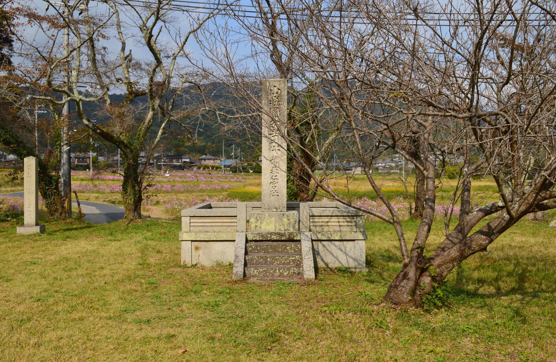 O monumento de pedra no saguão - Sputnik Brasil, 1920, 09.02.2025