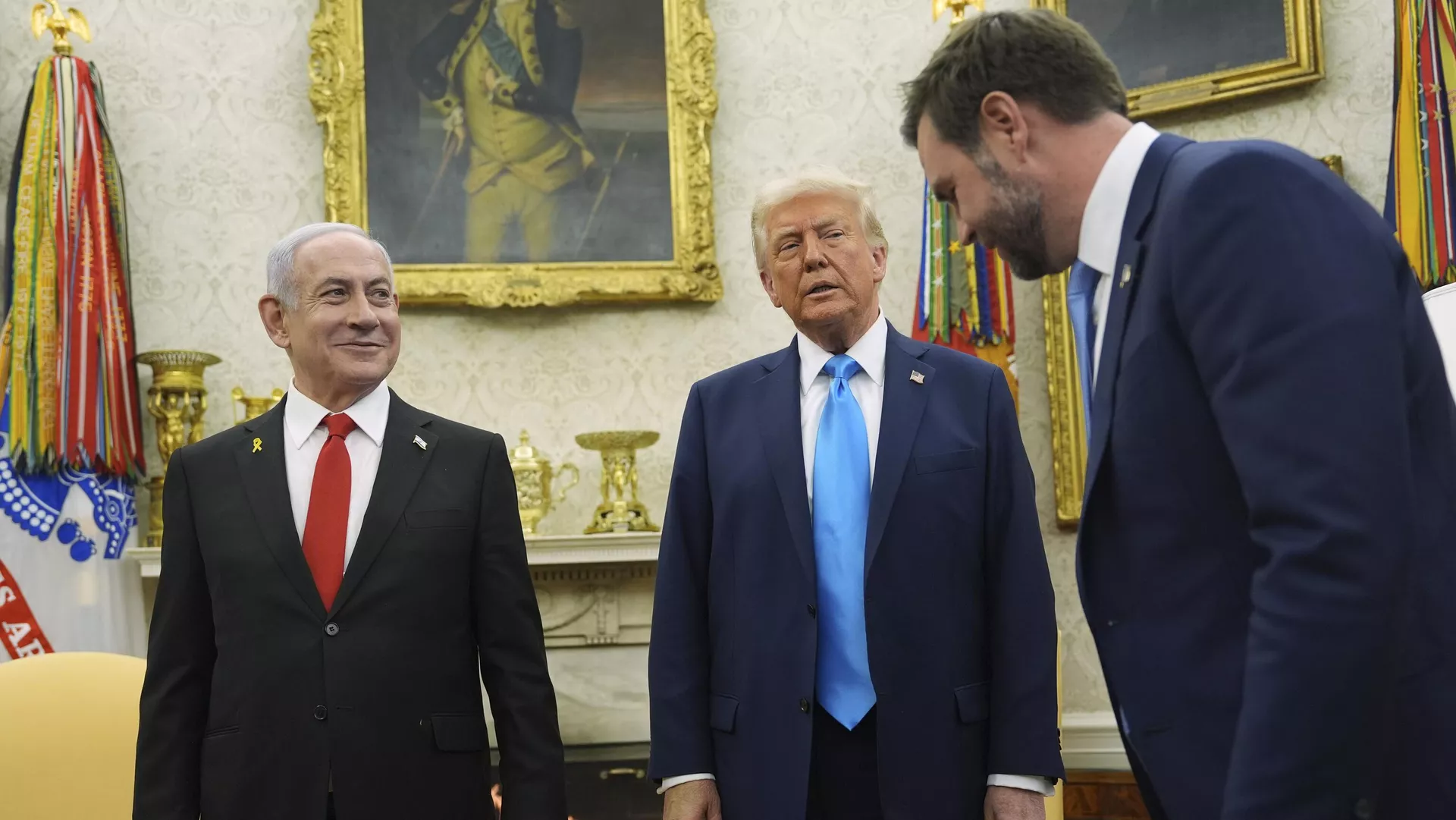 O presidente dos EUA, Donald Trump (ao centro), e o primeiro-ministro de Israel, Benjamin Netanyahu (à esquerda), olham para o vice-presidente dos EUA, J. D. Vance, no Salão Oval da Casa Branca, em 4 de fevereiro de 2025 - Sputnik Brasil, 1920, 18.06.2026