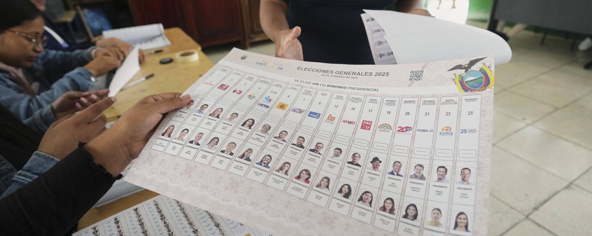 Mesário entrega cédula a eleitor durante a eleição presidencial em Quito. Equador, 9 de fevereiro de 2025 - Sputnik Brasil, 1920, 10.02.2025