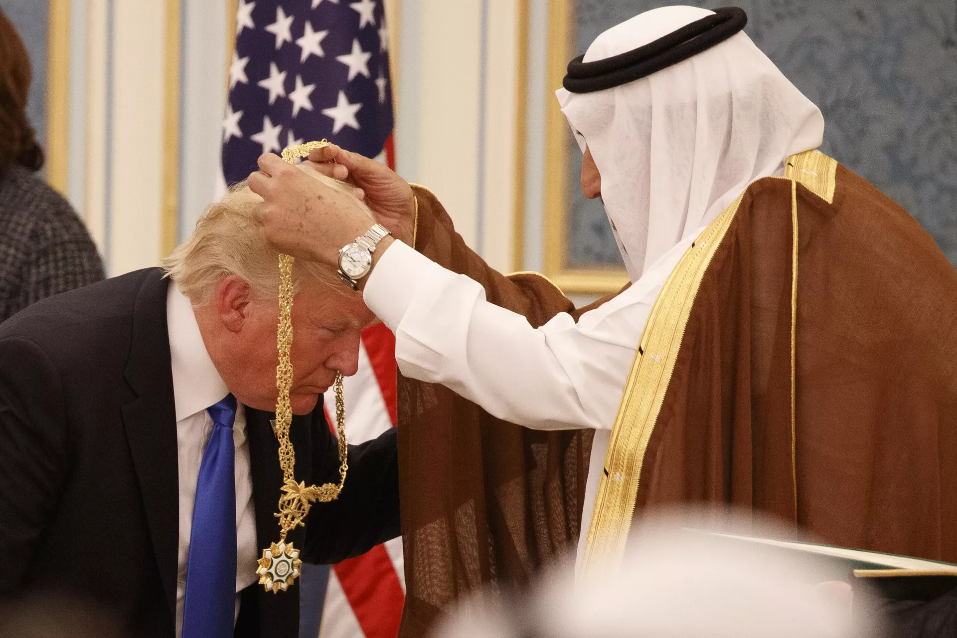 O rei saudita, Salman bin Abdulaziz Al Saud, presenteia o presidente dos EUA, Donald Trump, com a mais alta honraria civil, o colar de Abdulaziz Al Saud, no Palácio da Corte Real, em Riad, Arábia Saudita, em 20 de maio de 2017 - Sputnik Brasil, 1920, 23.05.2025