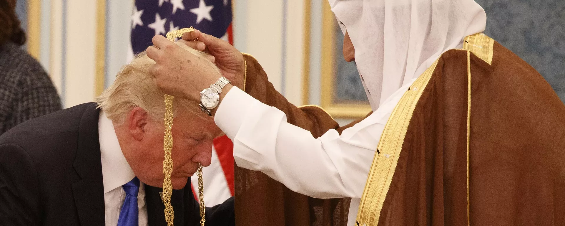 O rei saudita, Salman bin Abdulaziz Al Saud, presenteia o presidente dos EUA, Donald Trump, com a mais alta honraria civil, o colar de Abdulaziz Al Saud, no Palácio da Corte Real, em Riad, Arábia Saudita, em 20 de maio de 2017 - Sputnik Brasil, 1920, 10.02.2025