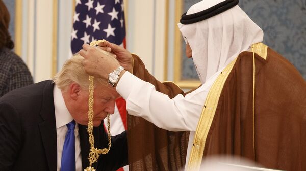 O rei saudita, Salman bin Abdulaziz Al Saud, presenteia o presidente dos EUA, Donald Trump, com a mais alta honraria civil, o colar de Abdulaziz Al Saud, no Palácio da Corte Real, em Riad, Arábia Saudita, em 20 de maio de 2017 - Sputnik Brasil