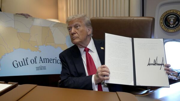 Donald Trump segura uma ordem executiva assinada declarando o dia 9 de fevereiro como o Dia do Golfo da América, a bordo do avião presidencial, Air Force One, em viagem de West Palm Beach, Flórida, para Nova Orleans. EUA, 9 de fevereiro de 2025 - Sputnik Brasil