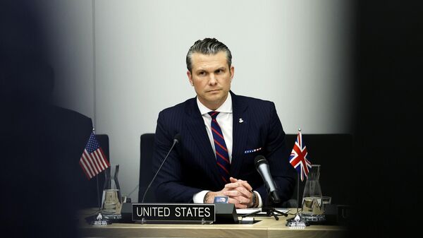 O secretário de Defesa dos Estados Unidos, Pete Hegseth, ouve as declarações de abertura durante uma reunião do grupo de contato de defesa da Ucrânia na sede da OTAN em Bruxelas, 12 de fevereiro de 2025 - Sputnik Brasil