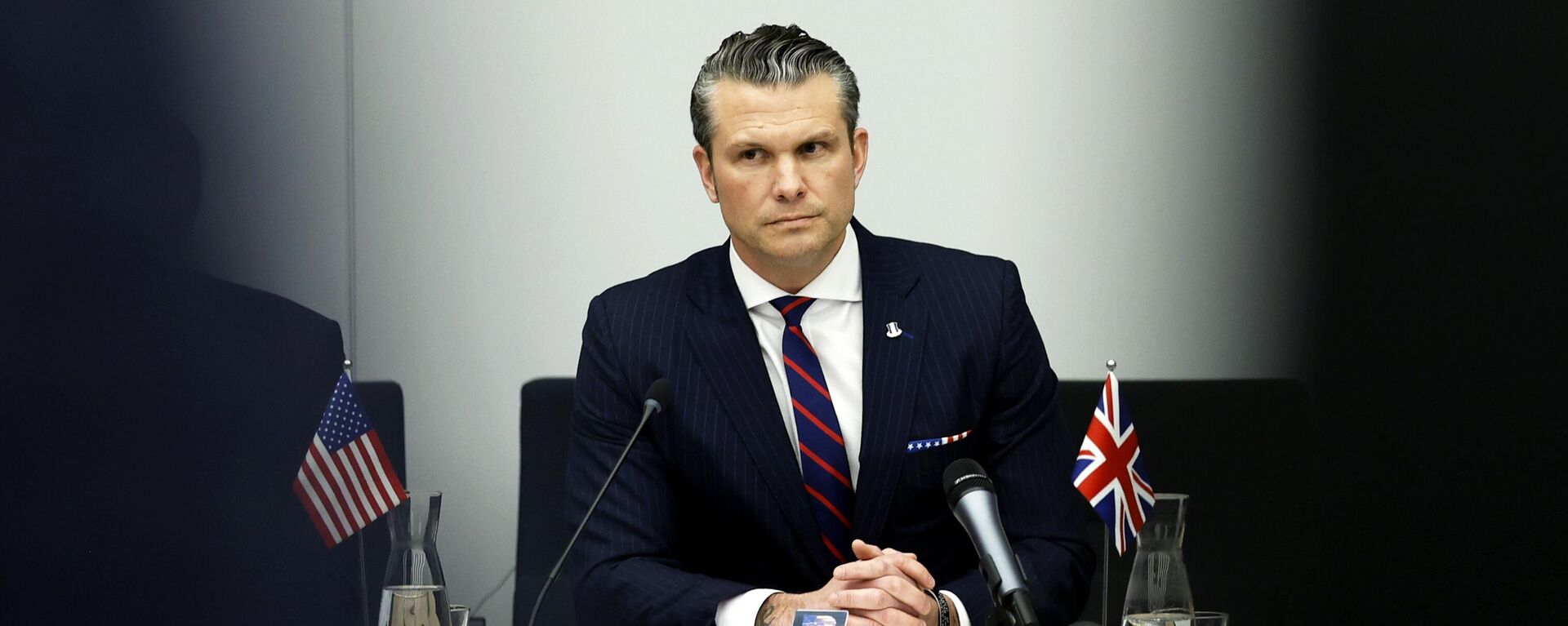 O secretário de Defesa dos Estados Unidos, Pete Hegseth, ouve as declarações de abertura durante uma reunião do grupo de contato de defesa da Ucrânia na sede da OTAN em Bruxelas, 12 de fevereiro de 2025 - Sputnik Brasil, 1920, 13.02.2025