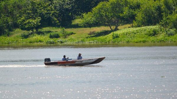 Barqueiros navegam pelo rio Paraguai, no Mato Grosso do Sul, Brasil - Sputnik Brasil