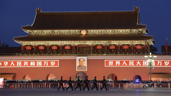 Policiais chineses marcham na Praça da Paz Celestial, em Pequim. China, 7 de novembro de 2012 - Sputnik Brasil