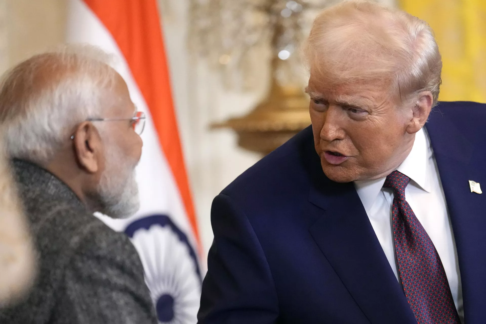 O presidente Donald Trump, à direita, fala com o primeiro-ministro da Índia, Narendra Modi, durante coletiva de imprensa no Salão Leste da Casa Branca, 13 de fevereiro de 2025, em Washington, EUA - Sputnik Brasil, 1920, 14.02.2025