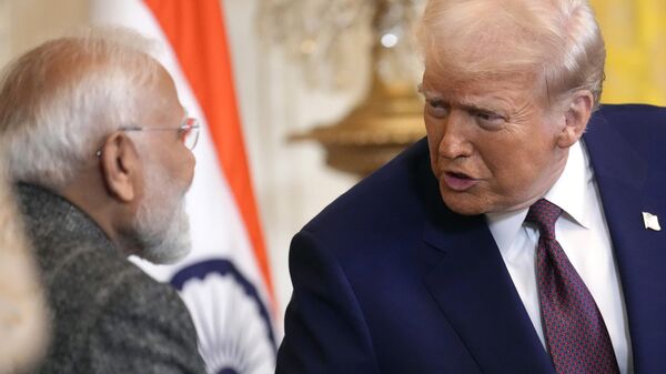 O presidente Donald Trump, à direita, fala com o primeiro-ministro da Índia, Narendra Modi, durante coletiva de imprensa no Salão Leste da Casa Branca, 13 de fevereiro de 2025, em Washington, EUA  - Sputnik Brasil