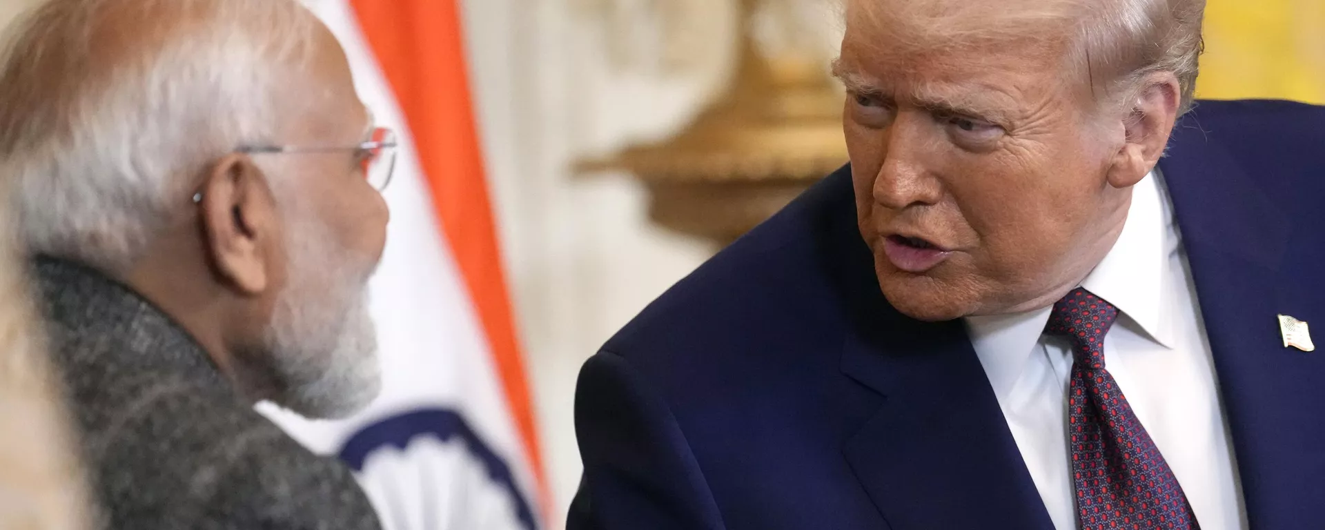 O presidente Donald Trump, à direita, fala com o primeiro-ministro da Índia, Narendra Modi, durante coletiva de imprensa no Salão Leste da Casa Branca, 13 de fevereiro de 2025, em Washington, EUA - Sputnik Brasil, 1920, 05.05.2025