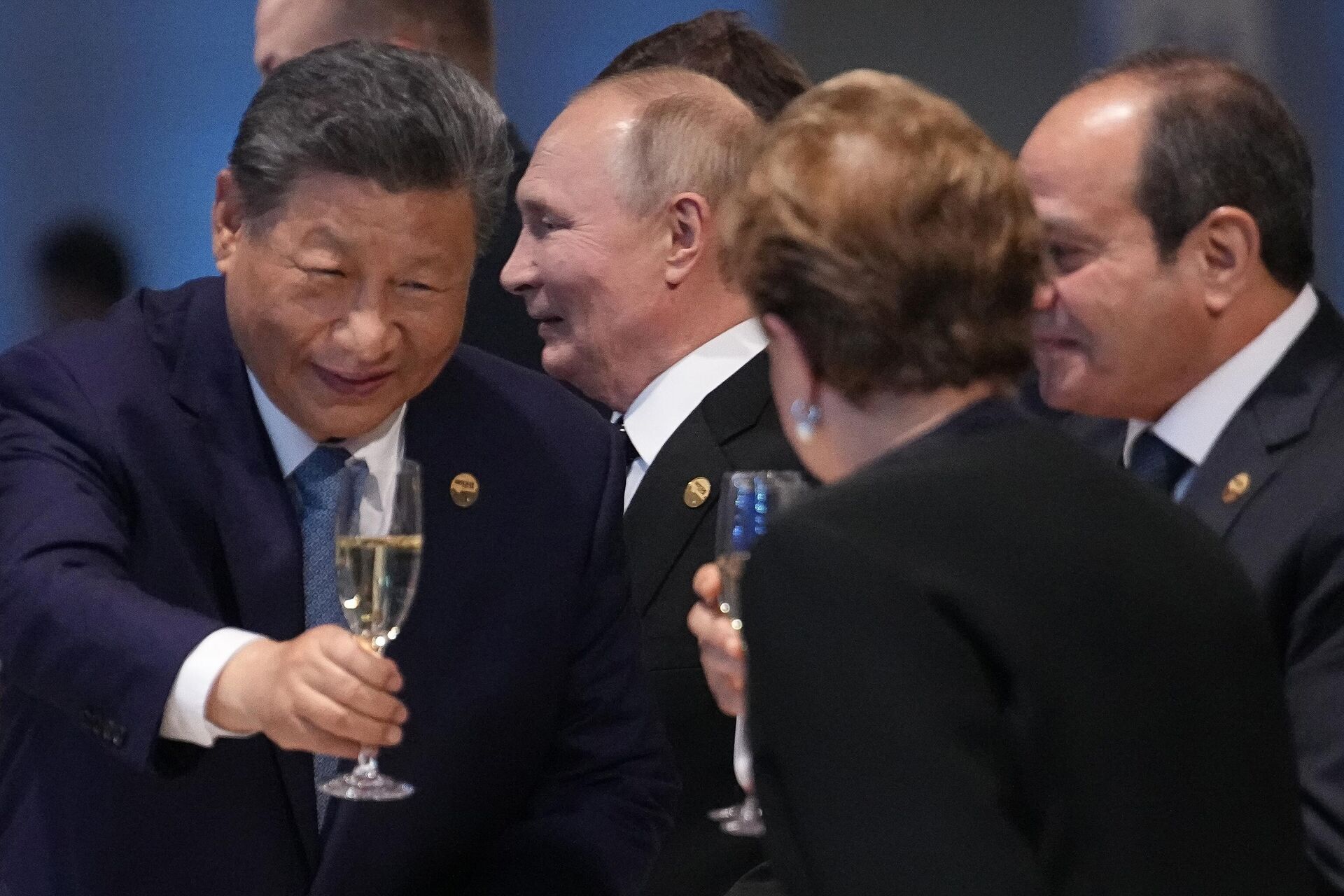 O presidente chinês Xi Jinping, a partir da esquerda, o presidente russo Vladimir Putin, a presidente do Novo Banco de Desenvolvimento, Dilma Rousseff, e o presidente egípcio Abdel Fattah el-Sisi participam de uma recepção festiva para marcar a cúpula do BRICS em Kazan, Rússia, 23 de outubro de 2024 - Sputnik Brasil, 1920, 14.02.2025