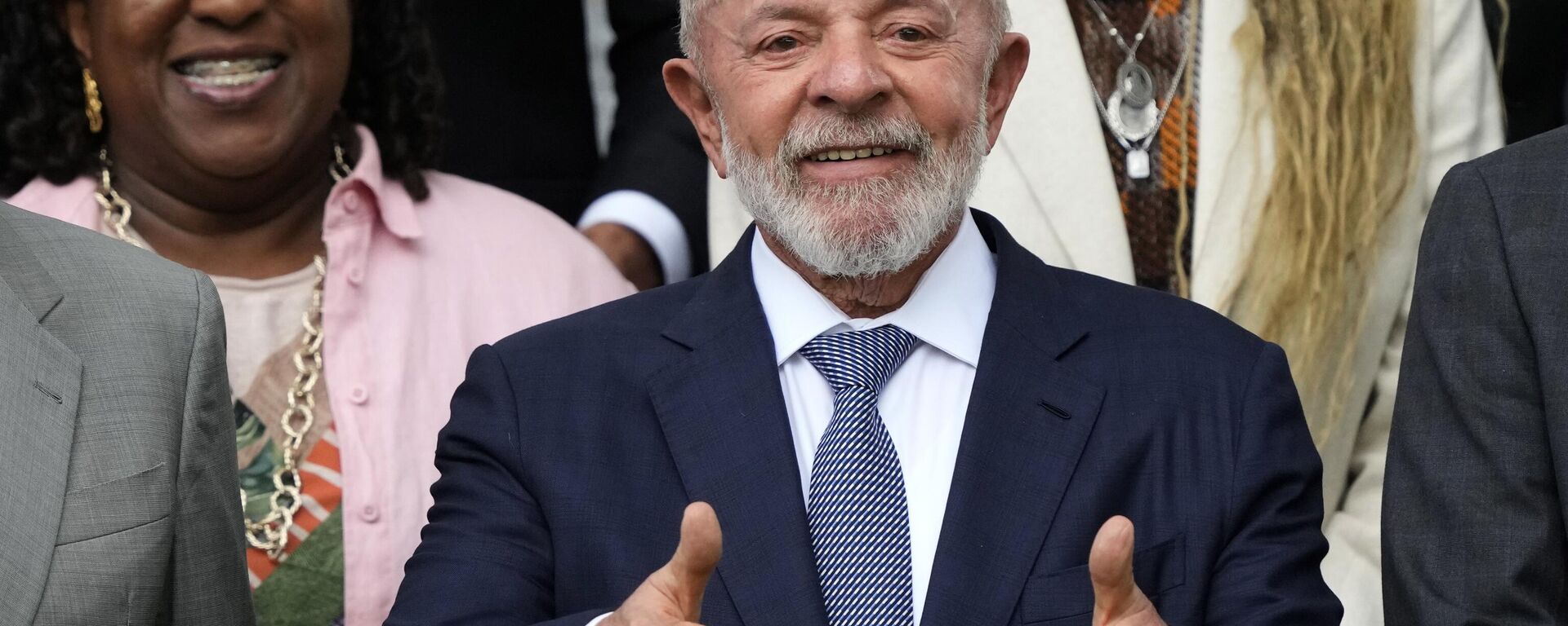 O presidente do Brasil, Luiz Inácio Lula da Silva, posa para uma foto após sua primeira reunião de gabinete de 2025, na residência de campo da Granja do Torto, em Brasília, 20 de janeiro de 2025 - Sputnik Brasil, 1920, 21.09.2025