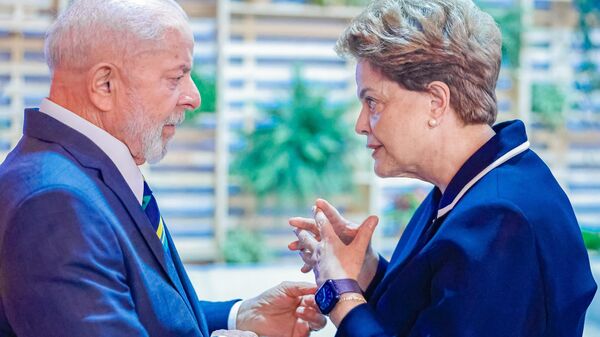 Presidente da República, Luiz Inácio Lula da Silva, durante encontro com a Presidenta do NBD e ex-Presidenta da República, Dilma Rousseff, antes da sessão de abertura da Reunião Ministerial da Força Tarefa do G20 para o Estabelecimento de uma Aliança Global contra a Fome e a Pobreza, no Rio de Janeiro, em 23 de julho de 2024  - Sputnik Brasil