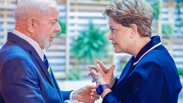 Presidente da República, Luiz Inácio Lula da Silva, durante encontro com a Presidenta do NBD e ex-Presidenta da República, Dilma Rousseff, antes da sessão de abertura da Reunião Ministerial da Força Tarefa do G20 para o Estabelecimento de uma Aliança Global contra a Fome e a Pobreza, no Rio de Janeiro, em 23 de julho de 2024  - Sputnik Brasil