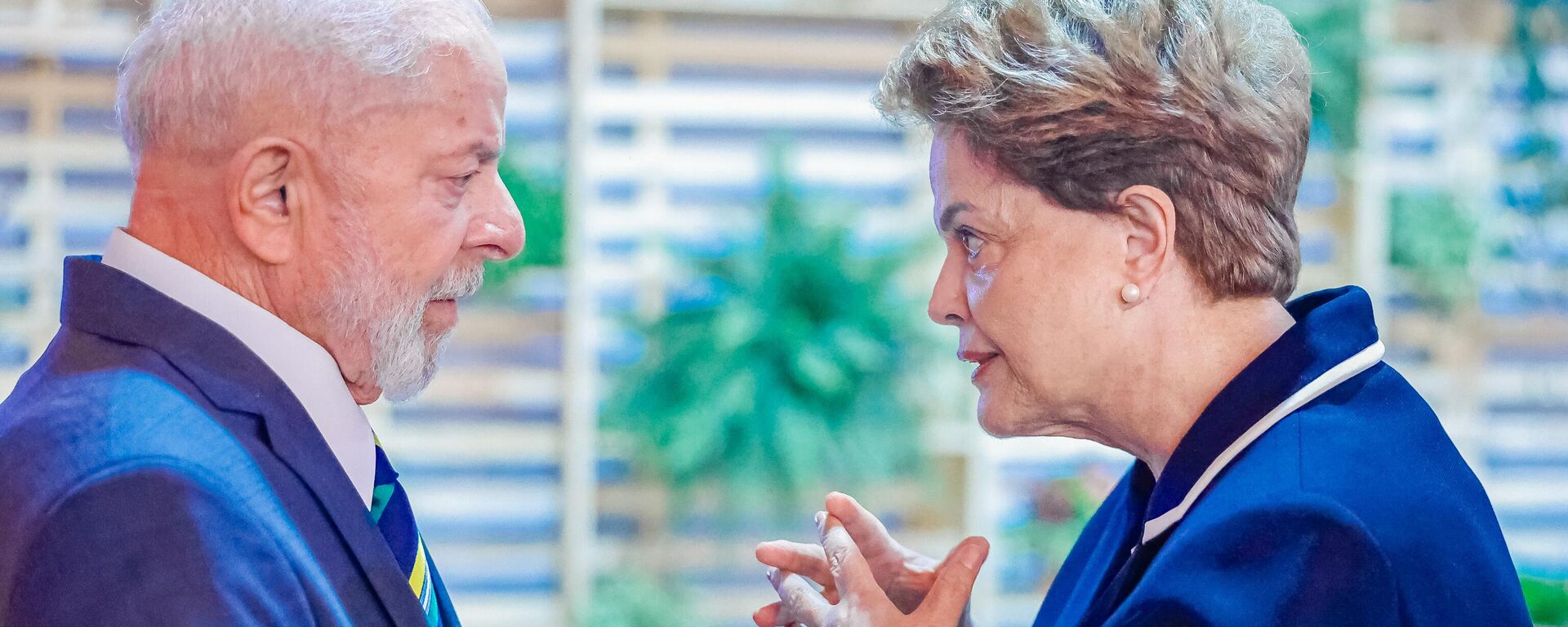 Presidente da República, Luiz Inácio Lula da Silva, durante encontro com a Presidenta do NBD e ex-Presidenta da República, Dilma Rousseff, antes da sessão de abertura da Reunião Ministerial da Força Tarefa do G20 para o Estabelecimento de uma Aliança Global contra a Fome e a Pobreza, no Rio de Janeiro, em 23 de julho de 2024  - Sputnik Brasil, 1920, 14.02.2025