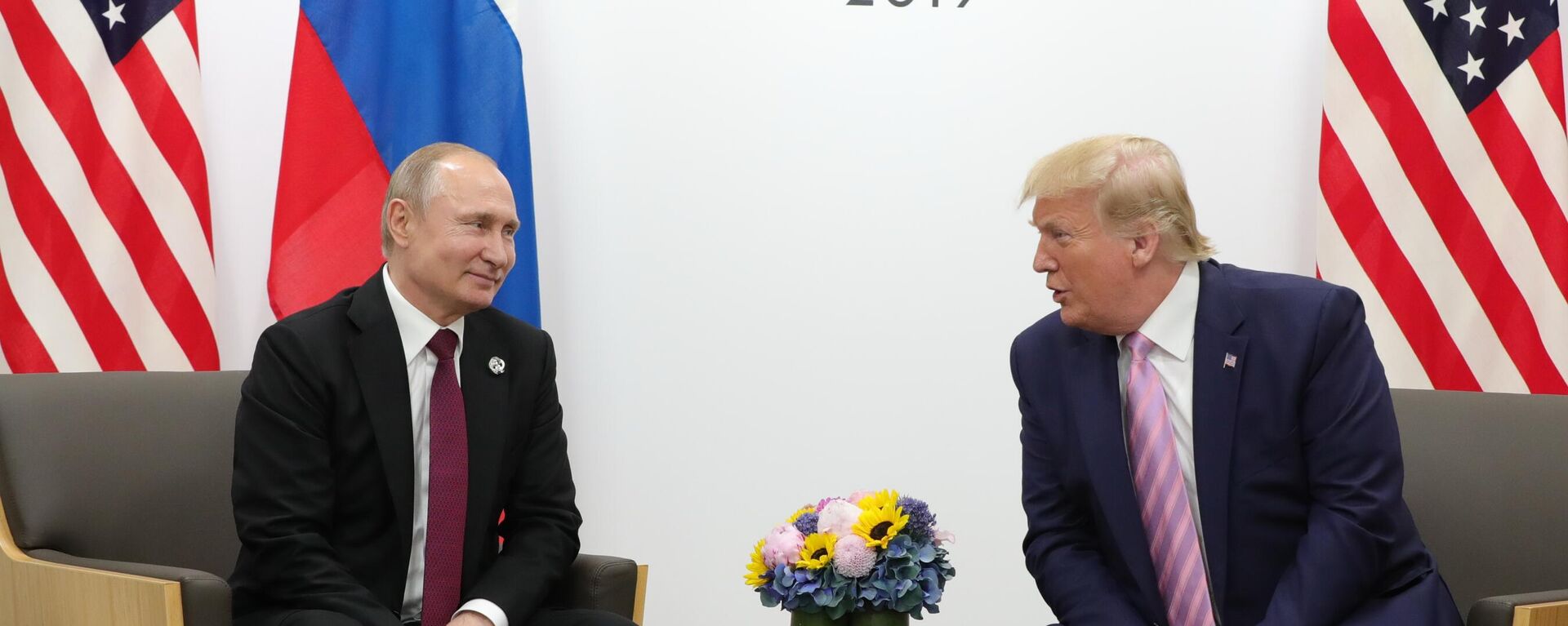 Presidentes de Rússia e EUA, Vladimir Putin e Donald Trump, durante o encontro do G20 em Osaka, em 2019 - Sputnik Brasil, 1920, 21.03.2025