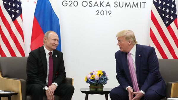 Presidentes de Rússia e EUA, Vladimir Putin e Donald Trump, durante o encontro do G20 em Osaka, em 2019 - Sputnik Brasil