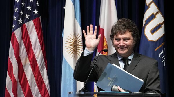 Javier Milei, presidente argentino, acena após falar com alunos na Florida International University, em North Miami, Flórida. EUA, 11 de abril de 2024 - Sputnik Brasil