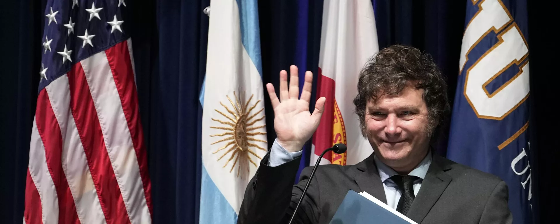 Javier Milei, presidente argentino, acena após falar com alunos na Florida International University, em North Miami, Flórida. EUA, 11 de abril de 2024 - Sputnik Brasil, 1920, 14.02.2025