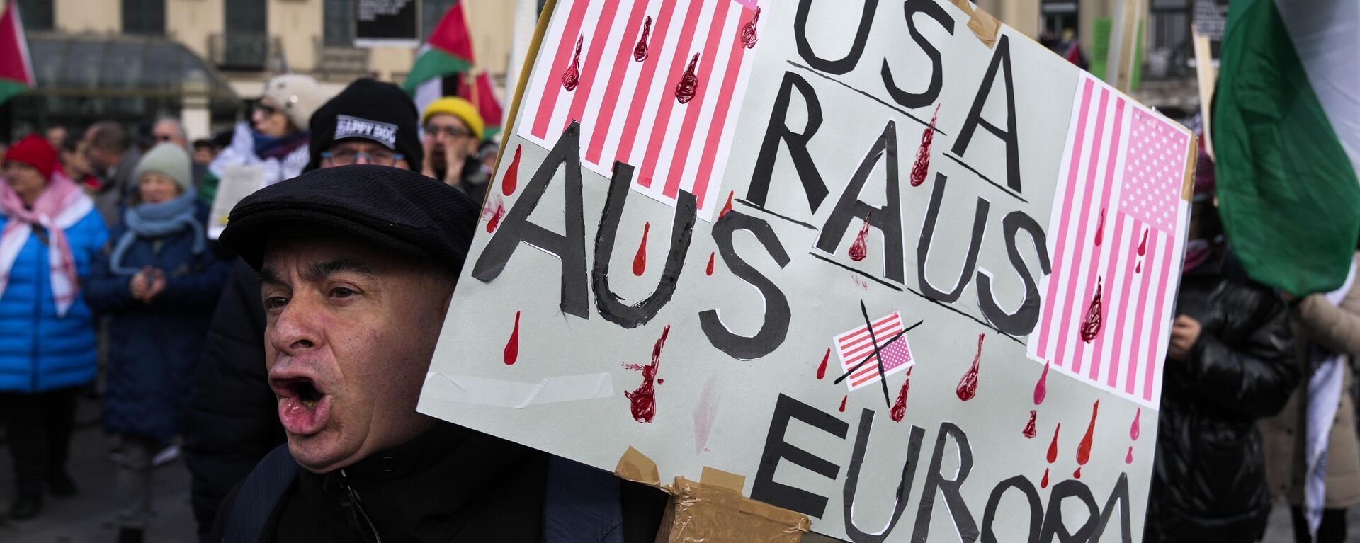 Um homem segura um cartaz com os dizeres: EUA: Fora da Europa: durante um protesto contra a Conferência de Segurança de Munique, em Munique, 15 de fevereiro de 2025 - Sputnik Brasil, 1920, 15.02.2025