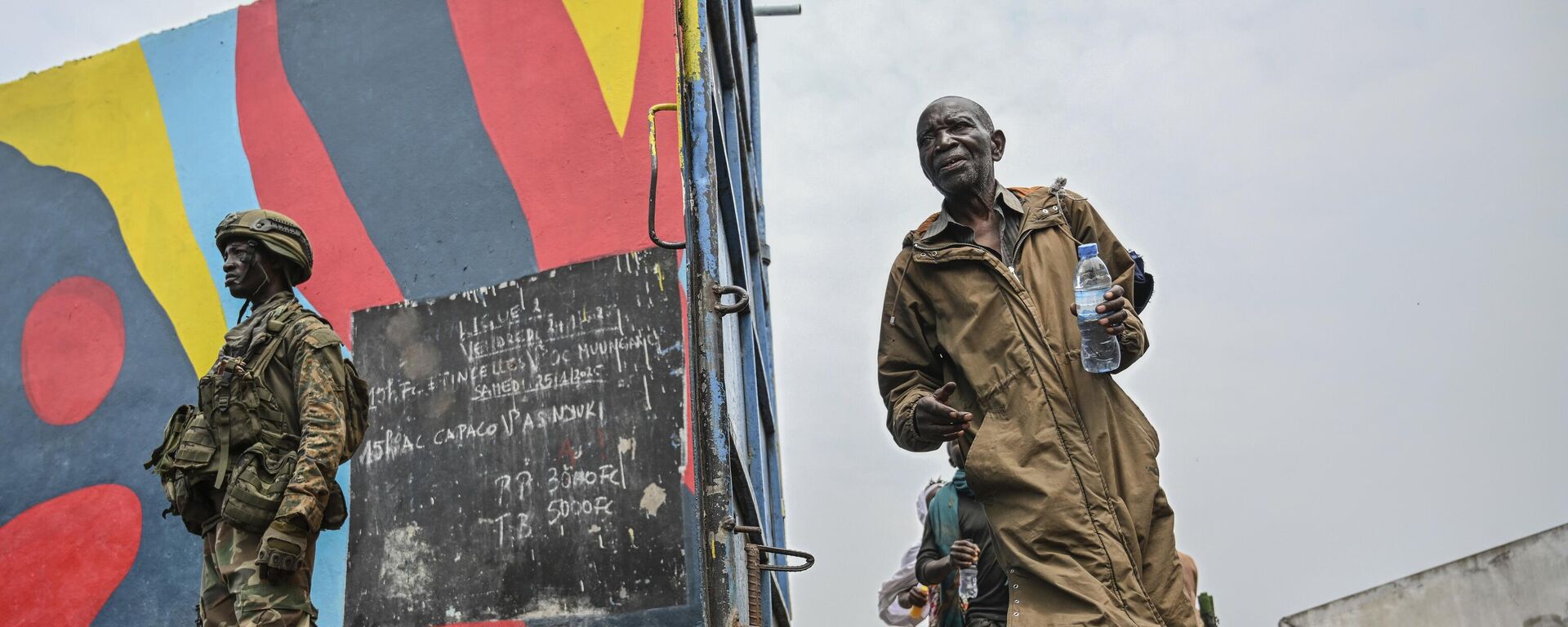 Soldados do governo e policiais, à direita, que se renderam aos rebeldes do M23, à esquerda, embarcam em caminhões para um local não revelado em Goma, República Democrática do Congo, 30 de janeiro de 2025 - Sputnik Brasil, 1920, 21.03.2025