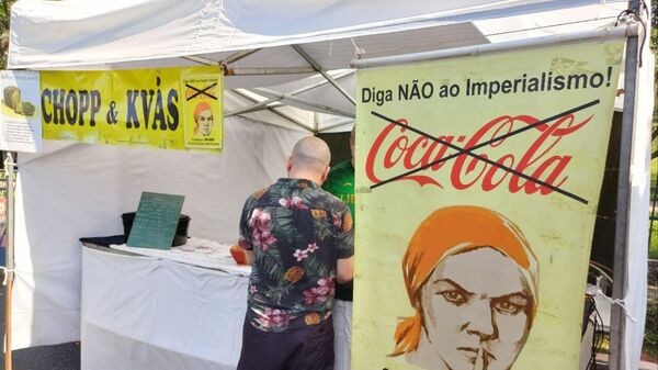 Barraca de vendas de kvass, na feira de cultura do Leste Europeu, em Vila Zelina (SP), em 16 de fevereiro de 2025 - Sputnik Brasil