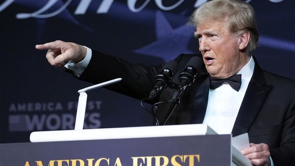 Donald Trump discursa durante uma festa de gala do America First Policy Institute em sua propriedade em Mar-a-Lago, 14 de novembro de 2024, em Palm Beach, Flórida - Sputnik Brasil