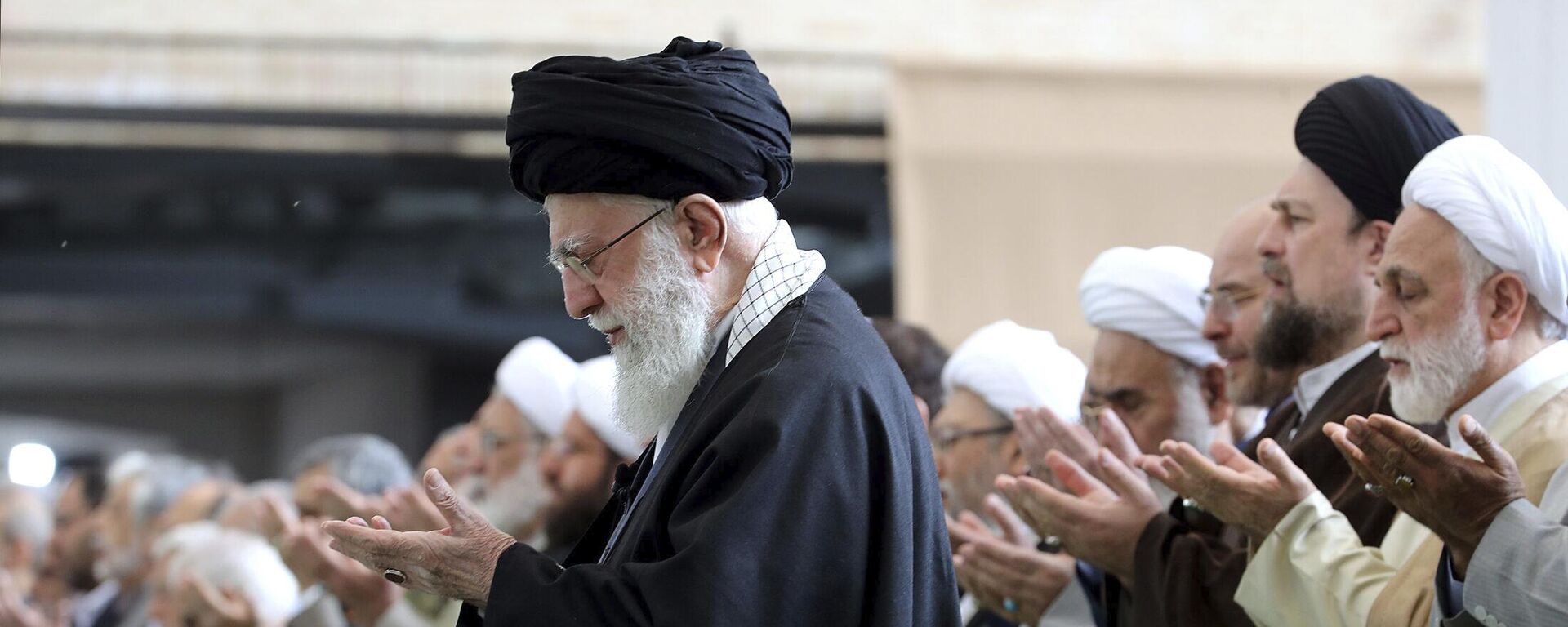 O líder supremo do Irã, aiatolá Ali Khamenei, lidera a oração do Eid al-Fitr, marcando o fim do mês sagrado de jejum dos muçulmanos, o Ramadã, em Teerã, em 10 de abril de 2024 - Sputnik Brasil, 1920, 17.02.2025