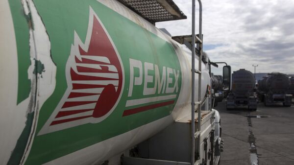 Caminhão-tanque parado no terminal de armazenamento e despacho da Petróleos Mexicanos (Pemex), a empresa estatal de petróleo do México, no porto de Veracruz, México - Sputnik Brasil