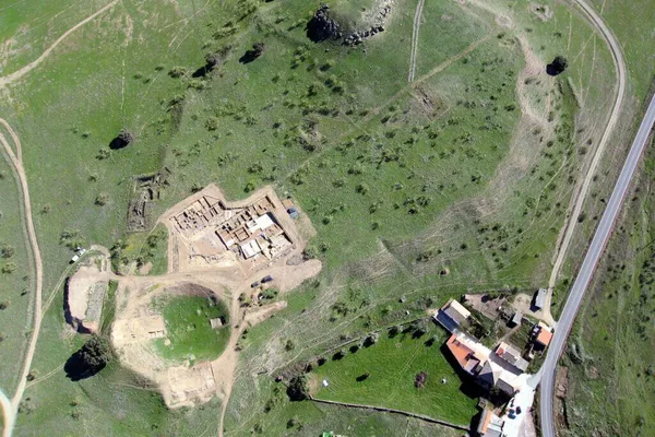 Vista aérea ampla do sítio arqueológico de La Bienvenida-Sisapo, com o santuário tartessiano perto do monte do castelo de La Bienvenida - Sputnik Brasil