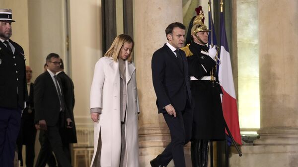 O presidente francês, Emmanuel Macron, caminha com a primeira-ministra da Itália, Giorgia Meloni, ao sair do Palácio do Eliseu, após uma reunião informal de líderes das principais nações da União Europeia e do Reino Unido em Paris, 17 de fevereiro de 2025. - Sputnik Brasil