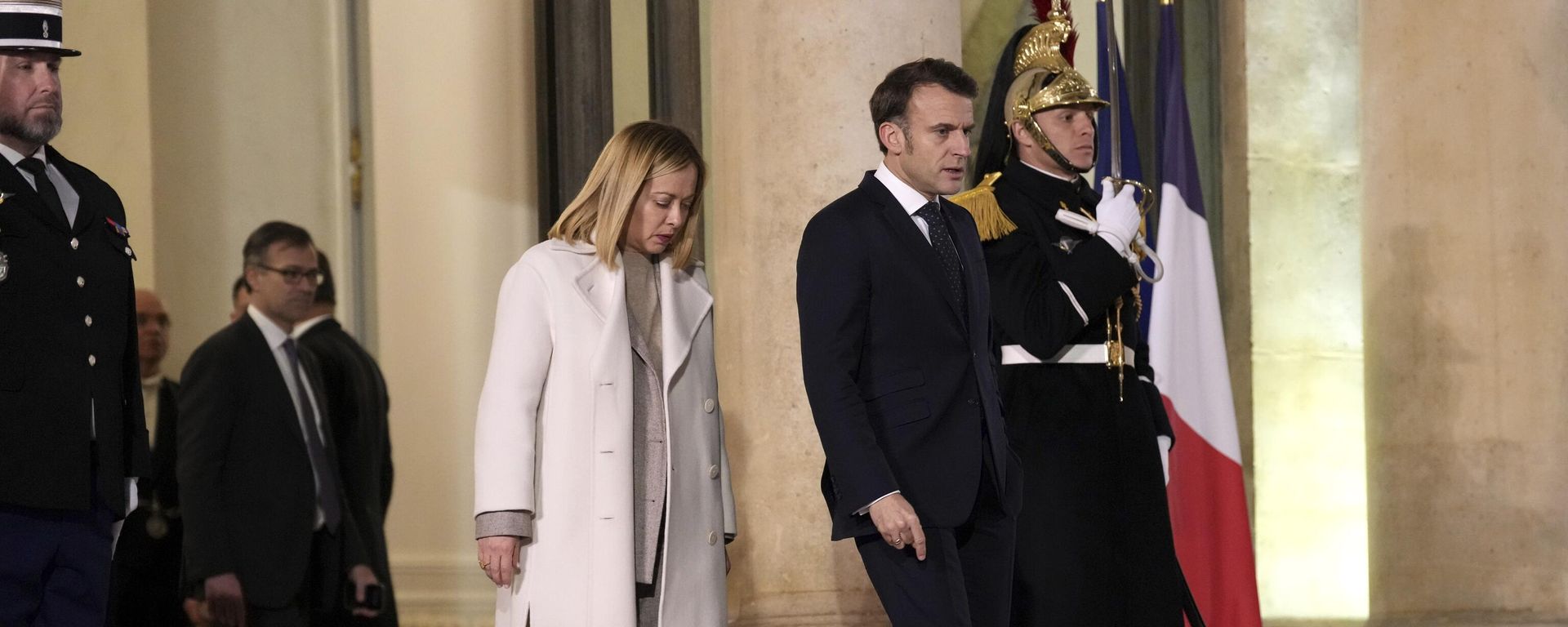 O presidente francês, Emmanuel Macron, caminha com a primeira-ministra da Itália, Giorgia Meloni, ao sair do Palácio do Eliseu, após uma reunião informal de líderes das principais nações da União Europeia e do Reino Unido em Paris, 17 de fevereiro de 2025. - Sputnik Brasil, 1920, 23.10.2026