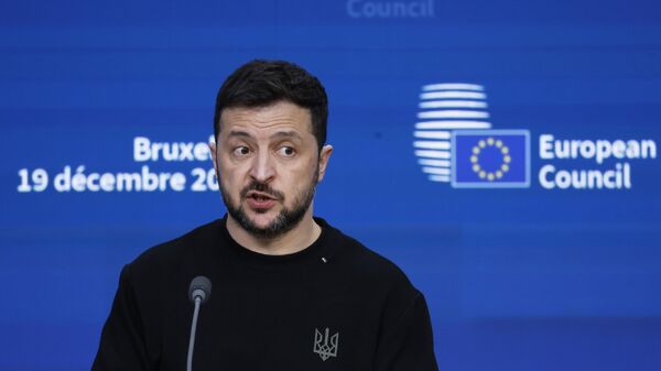 Vladimir Zelensky discursa em uma entrevista coletiva durante uma cúpula da UE em Bruxelas. Bélgica, 19 de dezembro de 2024 - Sputnik Brasil