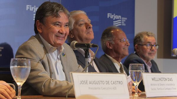 Ministro Wellington Dias, do Desenvolvimento e Assistência Social, Família e Combate à Fome, no evento de assinatura do protocolo de intenções entre a Associação de Comércio Exterior do Brasil (AEB) e a pasta para o programa Acredita no Primeiro Passo, no Rio de Janeiro (RJ), em 20 de fevereiro de 2025 - Sputnik Brasil